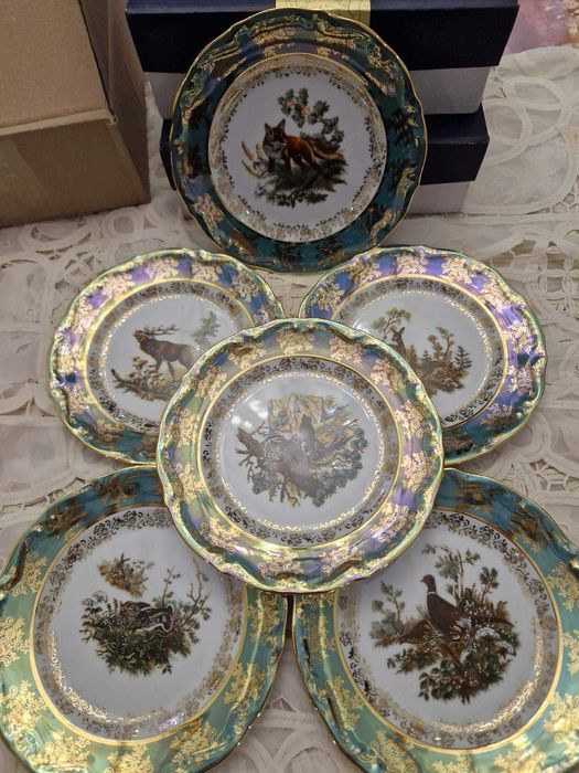 Тарелки Охота. Богемия. Смальта. Богемское стекло.