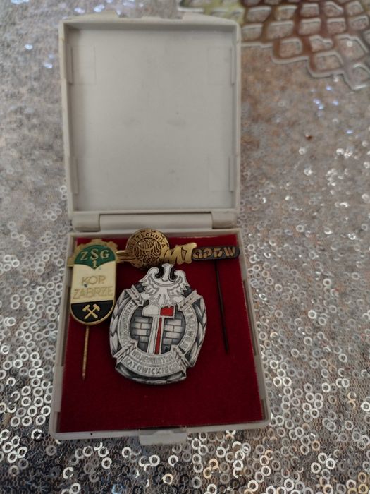 Odznaka i wpinki PRL