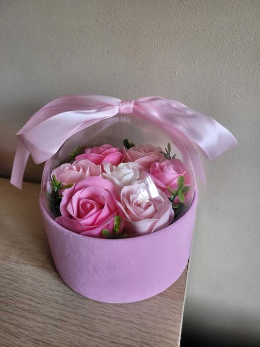 Bukiet Mydlanych Kwiatów Flowerbox Różowe Róże w Pudełku Na Prezent