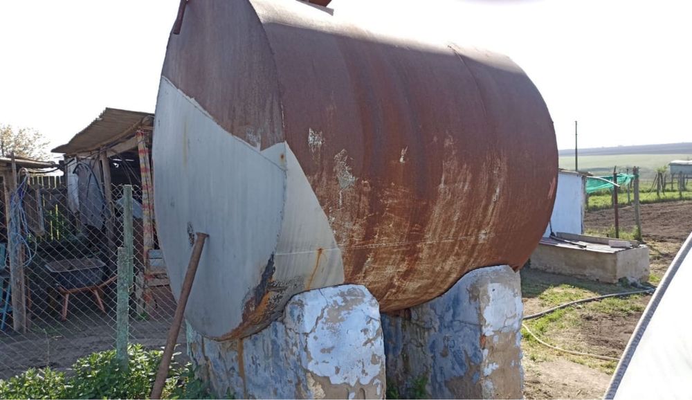 Металеві бочки для води і зерна