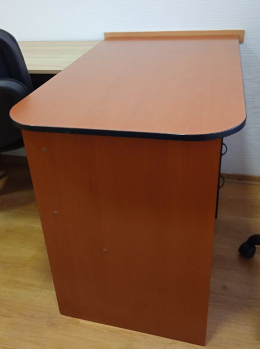 Стіл офісний однотумбовий