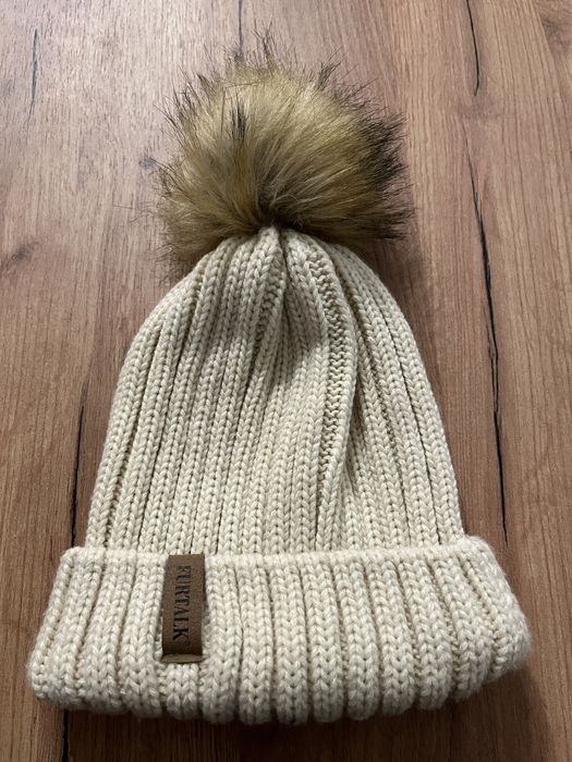 Czapka damska z pomponem, stan idealny