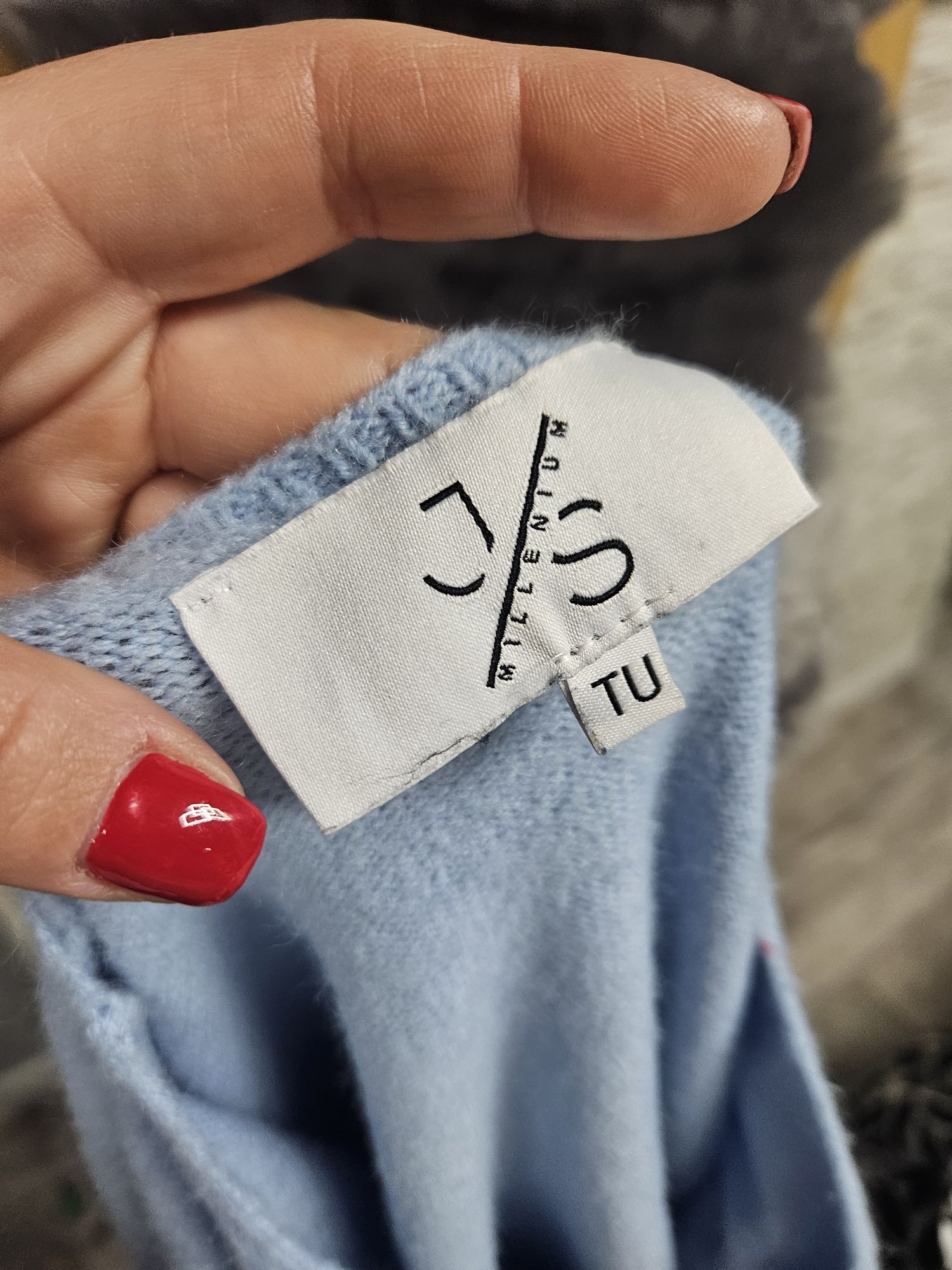 Sweter w serek z cekinowymi sercami JS Millenium