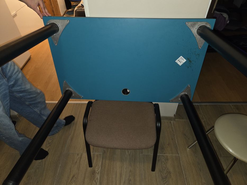 Biurko (niebieski blat, czarne nogi)