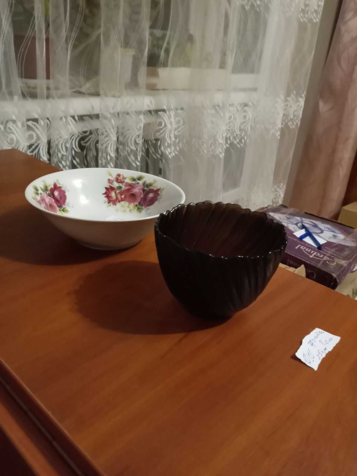 Столовий посуд (тарілки, салатниці)