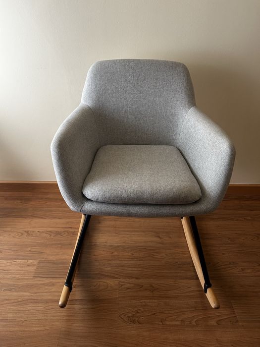 Cadeira de baloiço cinzenta