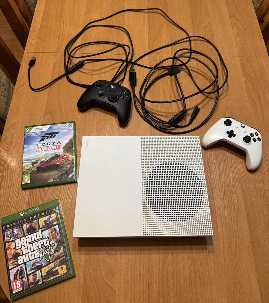 Xbox One S + dwa pady + 2 gry