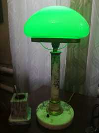 Лампа настольная зеленая с мраморным стаканом для карандашей.