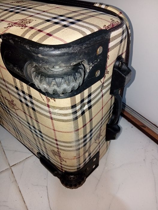 Чемодан на колесах с ручкой 40 литров