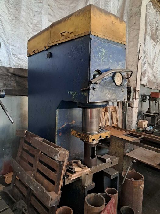 Пресс гидравлический PYE-100 рабочий ус. 100т.