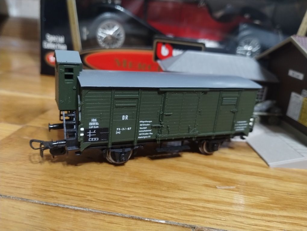 Budynek Stacja kolejowa H0 1:87 (nowy)+ wagon Piko H0 1:87