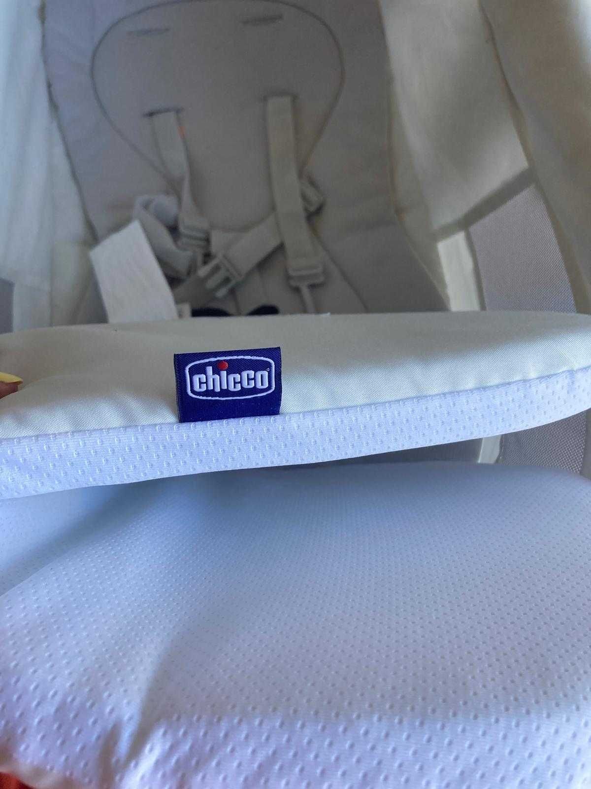 Babyhug branco, com rede de ventilação.