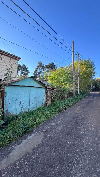 Частина будинку з окремим подвір'ям .