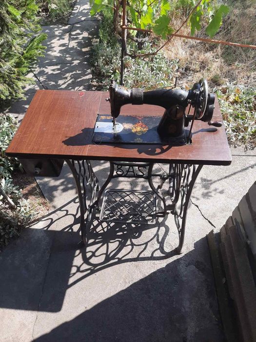 Швейная машина на станине (Подольский механический завод)