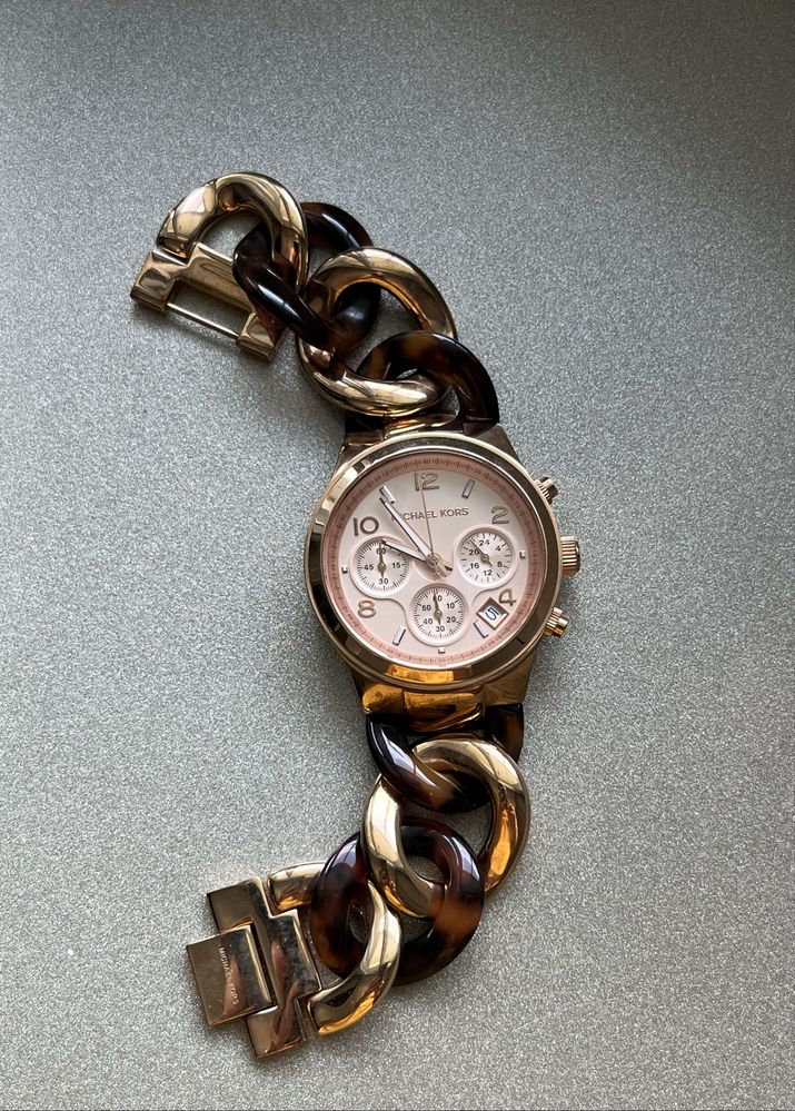 Relógio moderno Michael Kors dourado e castanho tartaruga