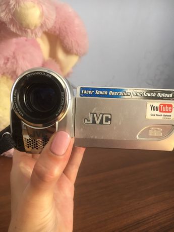 Продаю відеокамеру JVC GZ-MS90E з чохлом