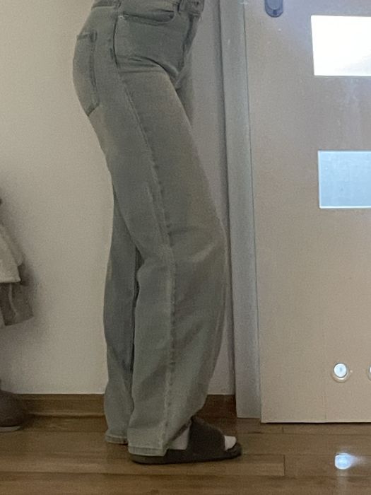 Spodnie dżinsy z szerszymi nogawkami