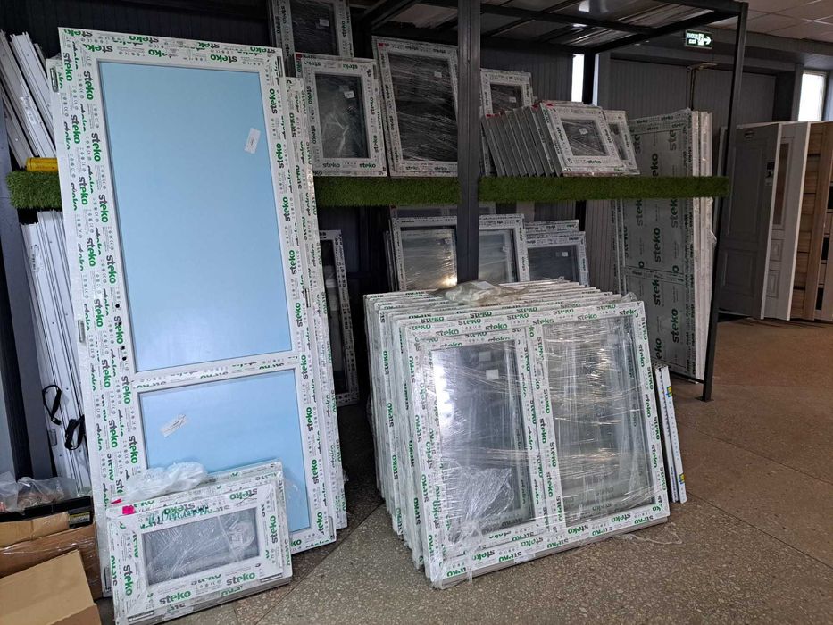 Двері вхідні коричневі  Антрацит та білі, металопластикові двери нові