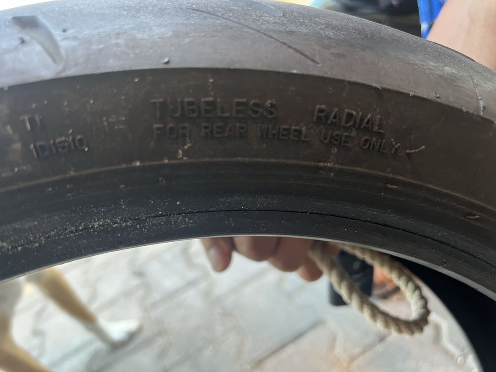 Pneus de mota em bom estado