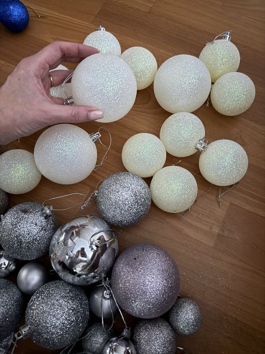 Ялинкові прикраси, ялинкові іграшки, кулі, гірлянди, намиста на ялинку