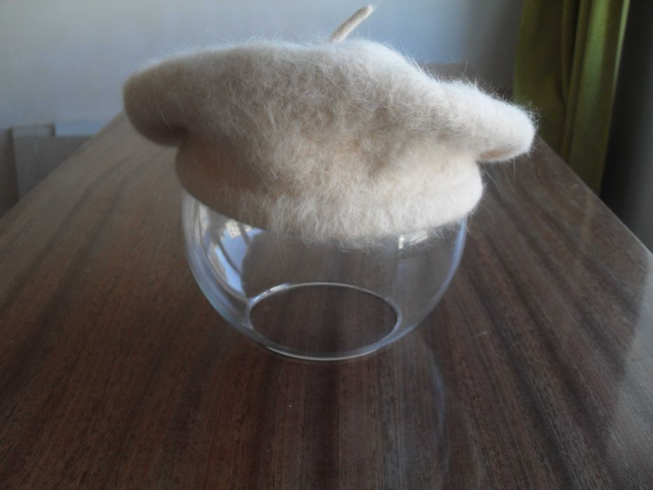 Женский берет из ангоры.