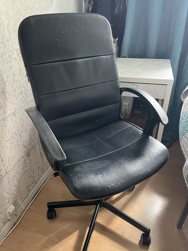 Czarny fotel biurowy na kółkach