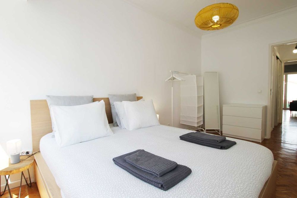 IKEA MALM Cama 160x200 cm + Estrado + Colchão + Gavetões