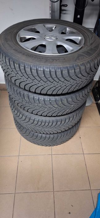 Opony zimowe 215x70x16 z felgami stalowymi