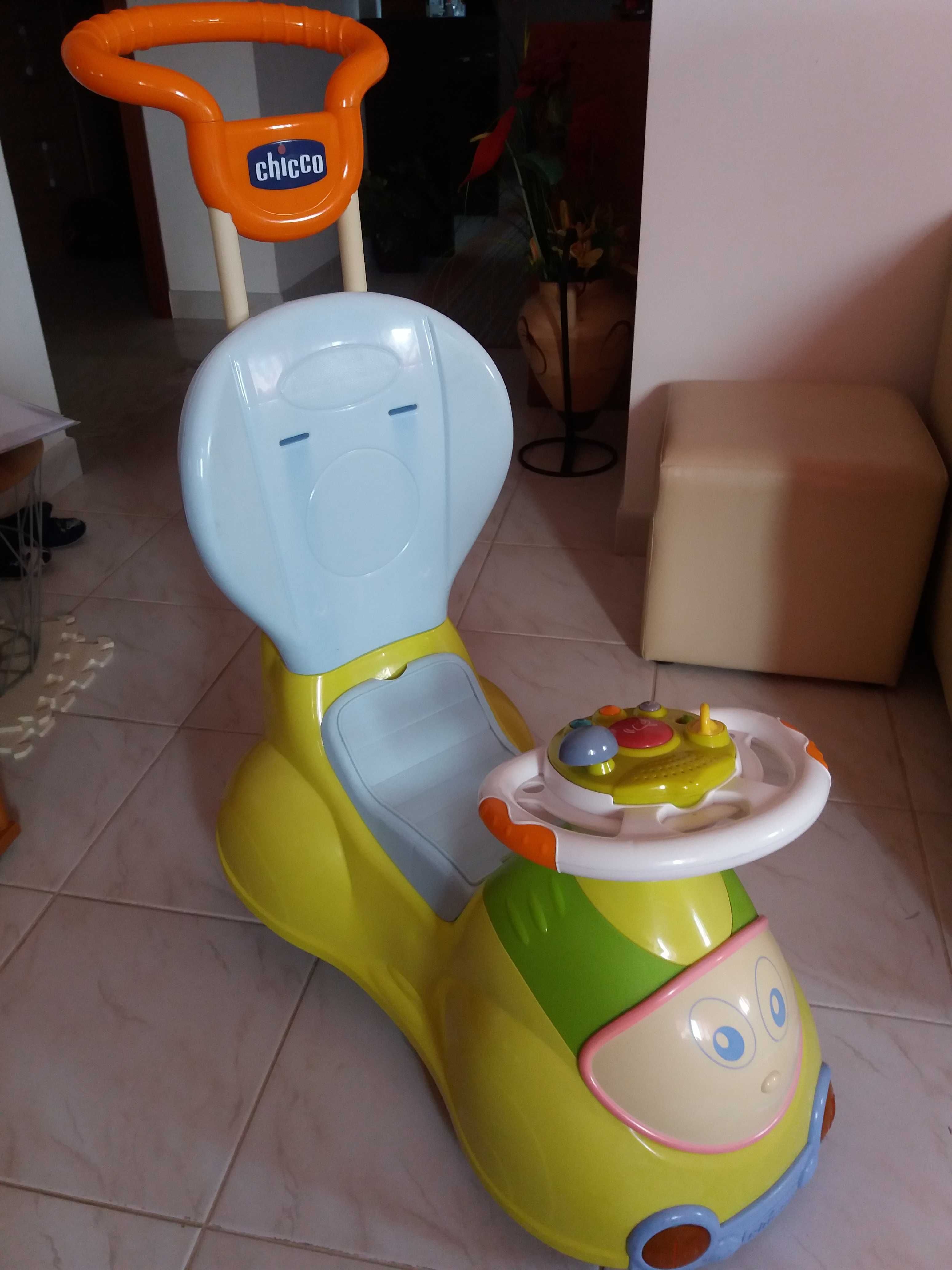 Triciclo usado colorido, com vários sons no volante e arrumação