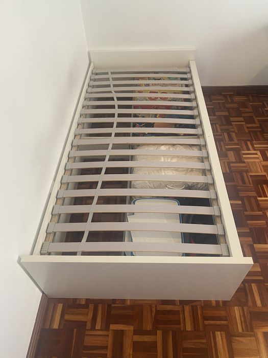 Cama de solteito IKEA com colchão