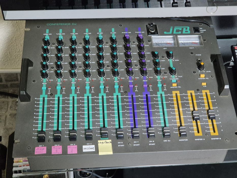 Colunas boost mais amplificador mesa de mistura e microfone