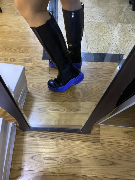 Buty z chabrową podeszwą nowe wysokie kozaki z niebieską podeszwą