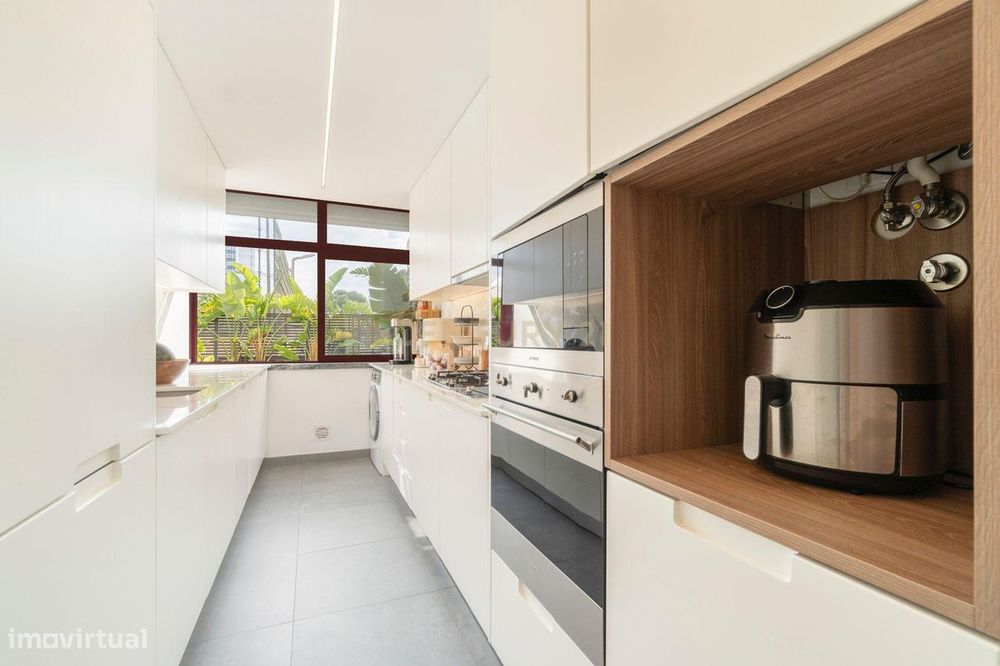 Apartamento Mobilado de 3 Quartos e Varandas Amplas no Bairro de Rosár