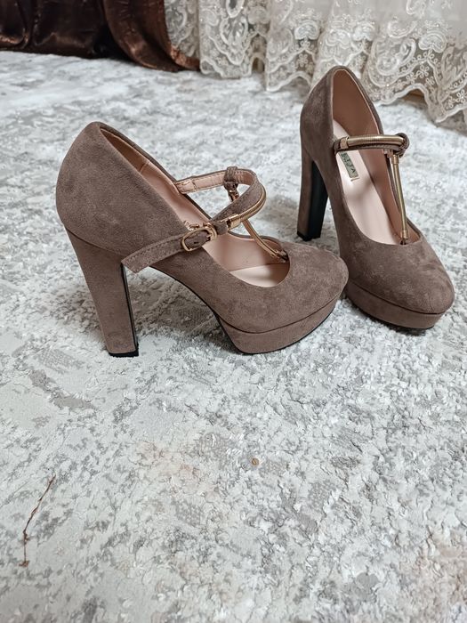 Туфлі бежеві на танкетці та каблуку 39 розмір замшеві