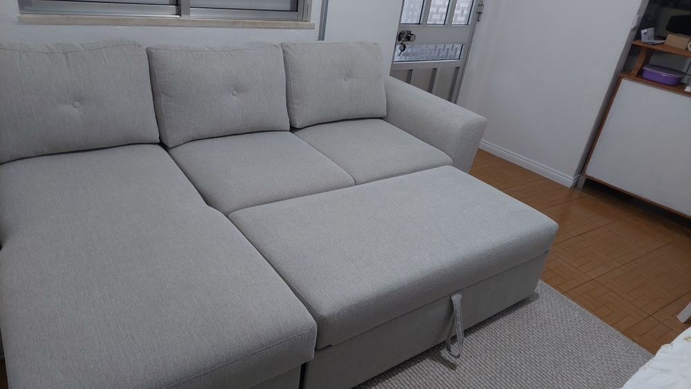 Sofá-cama chaise longue, em tecido cor areia claro.  Novo,