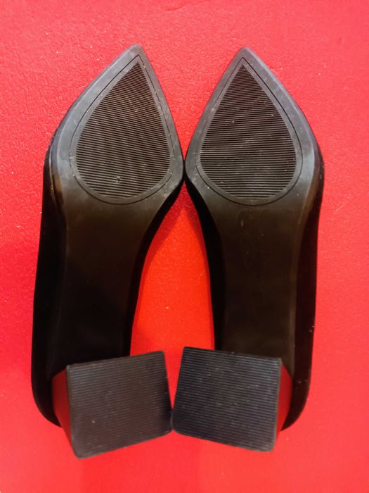 - Sapatos pretos de senhora número 38  / 8 €.