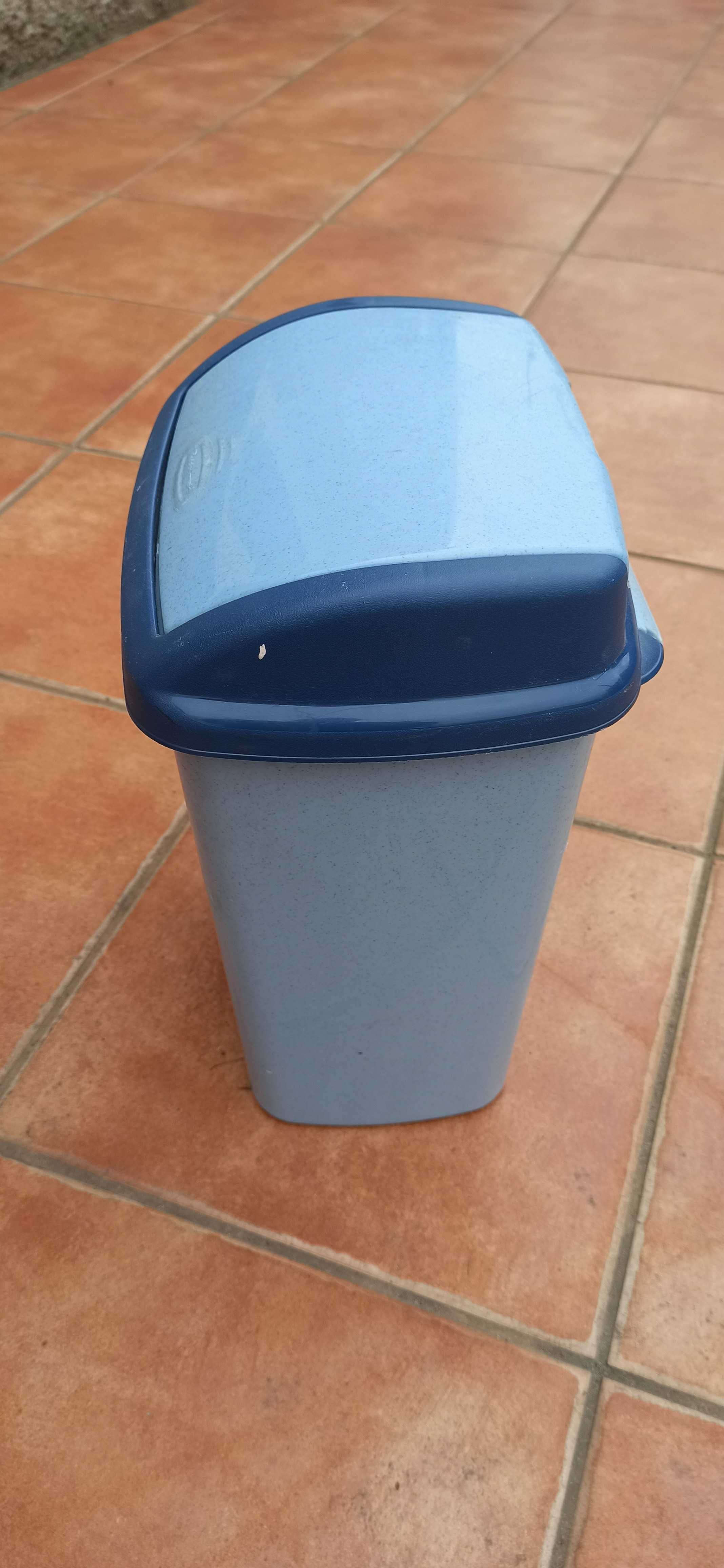 Mały kosz uchylny na śmieci 10 litrów