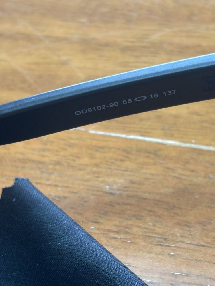 Óculos escuros Oakley polarizados modelo 9102