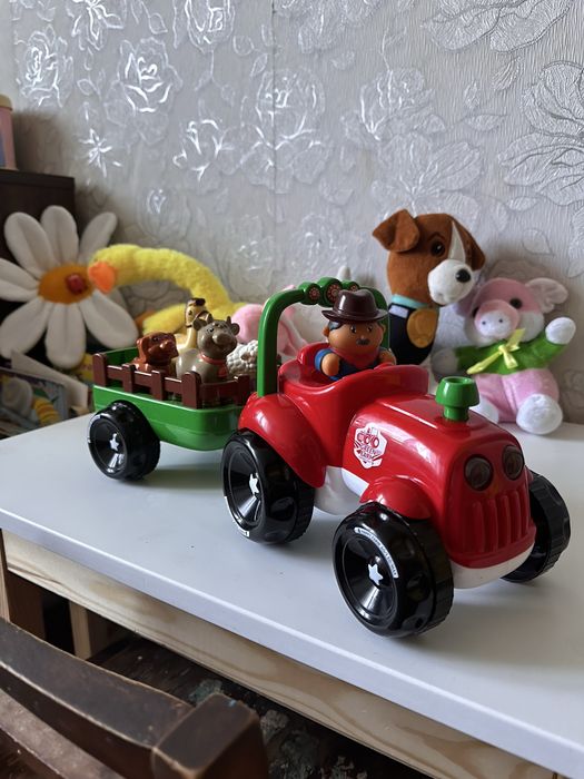 Трактор з причепом і тваринами