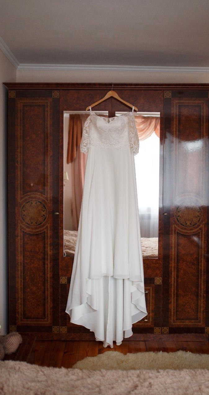 Продам весільну білу сукню