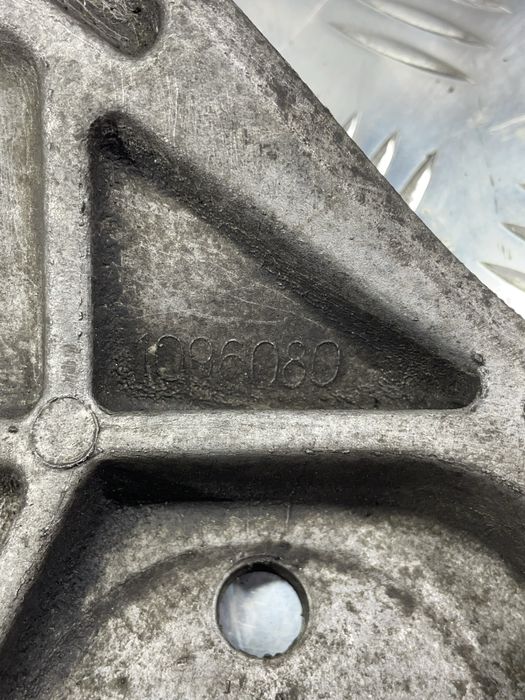 Лапа двигуна права BMW E39 Код:1062