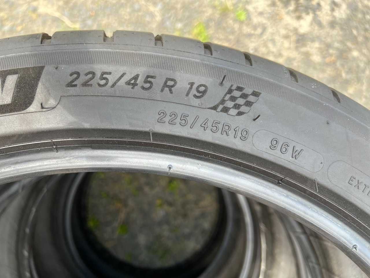Michelin Pilot Sport 4 225\45 R19