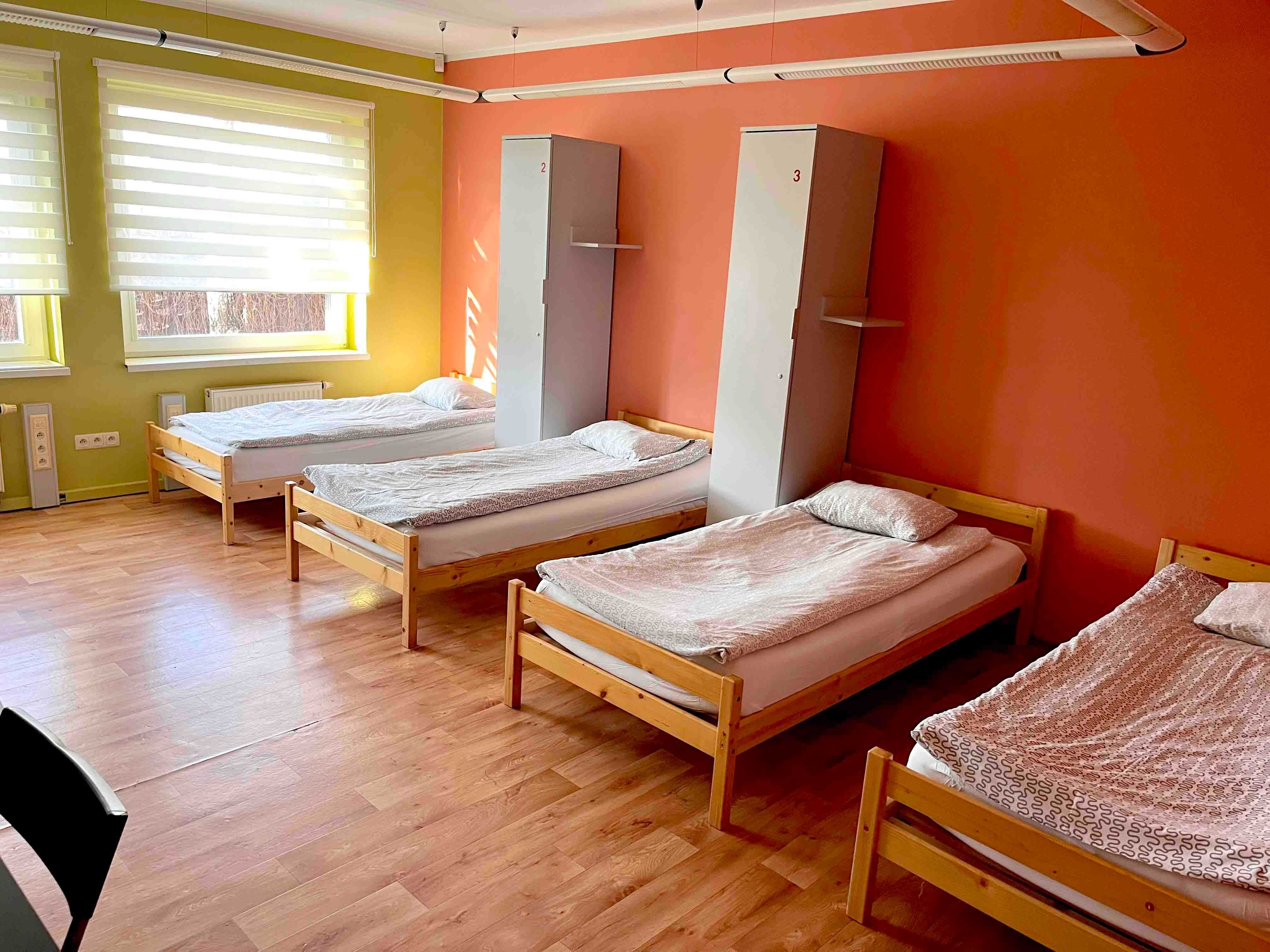 Pokoje pracownicze, w jednym obiekcie.