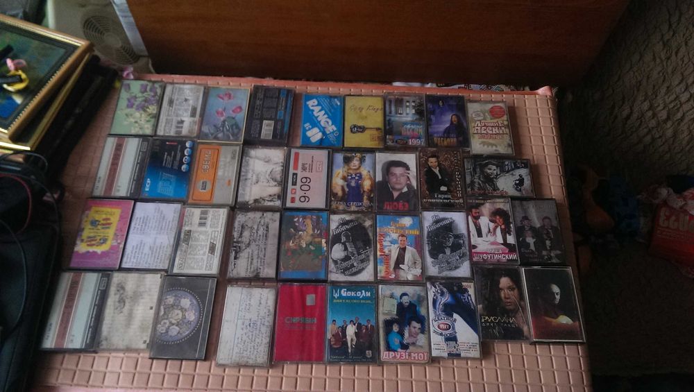 Лот аудио кассет  ящичек- цена за все 350гр.