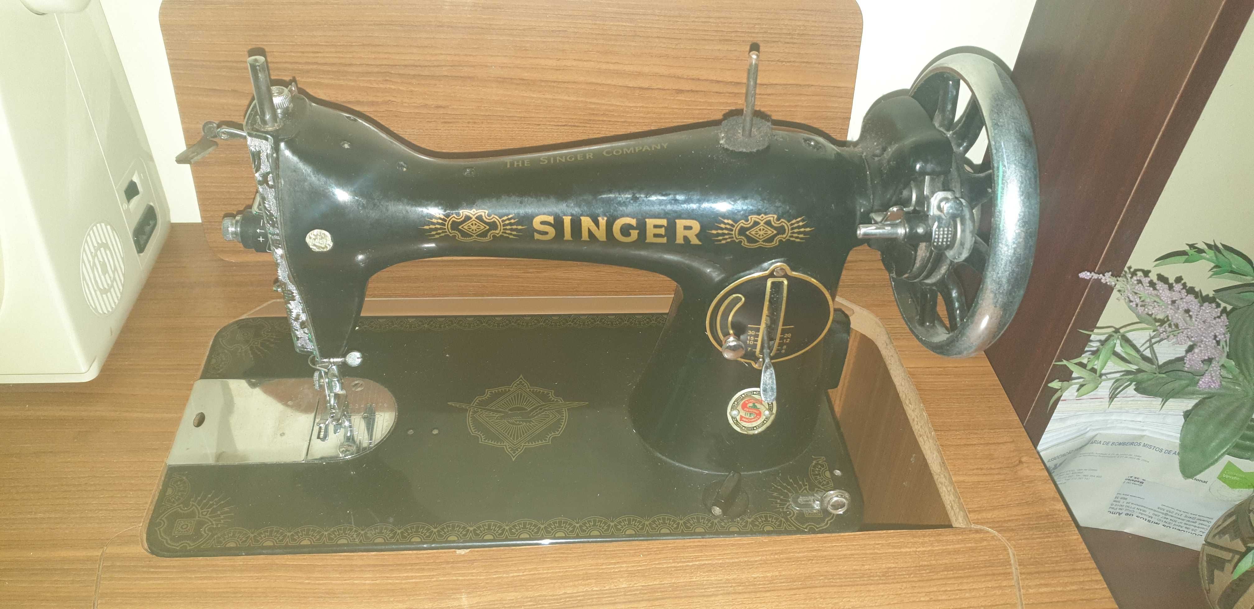 Máquina de costura Singer Company com móvel