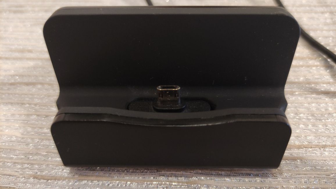 Podstawka, stacja dokująca do ładowarki micro USB