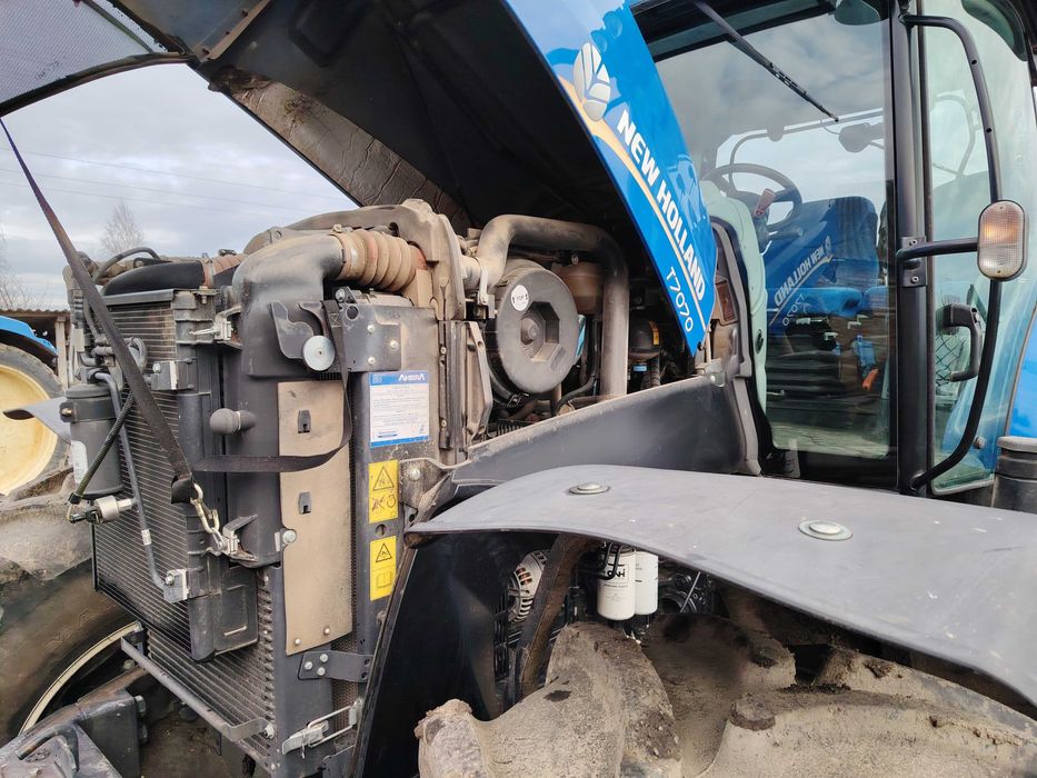 трактор New Holland 7070