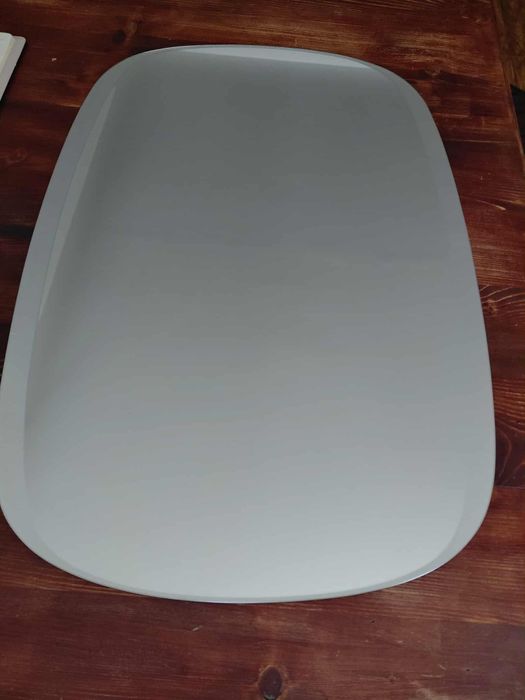 Lustro ścienne z dekoracyjnym brzegiem