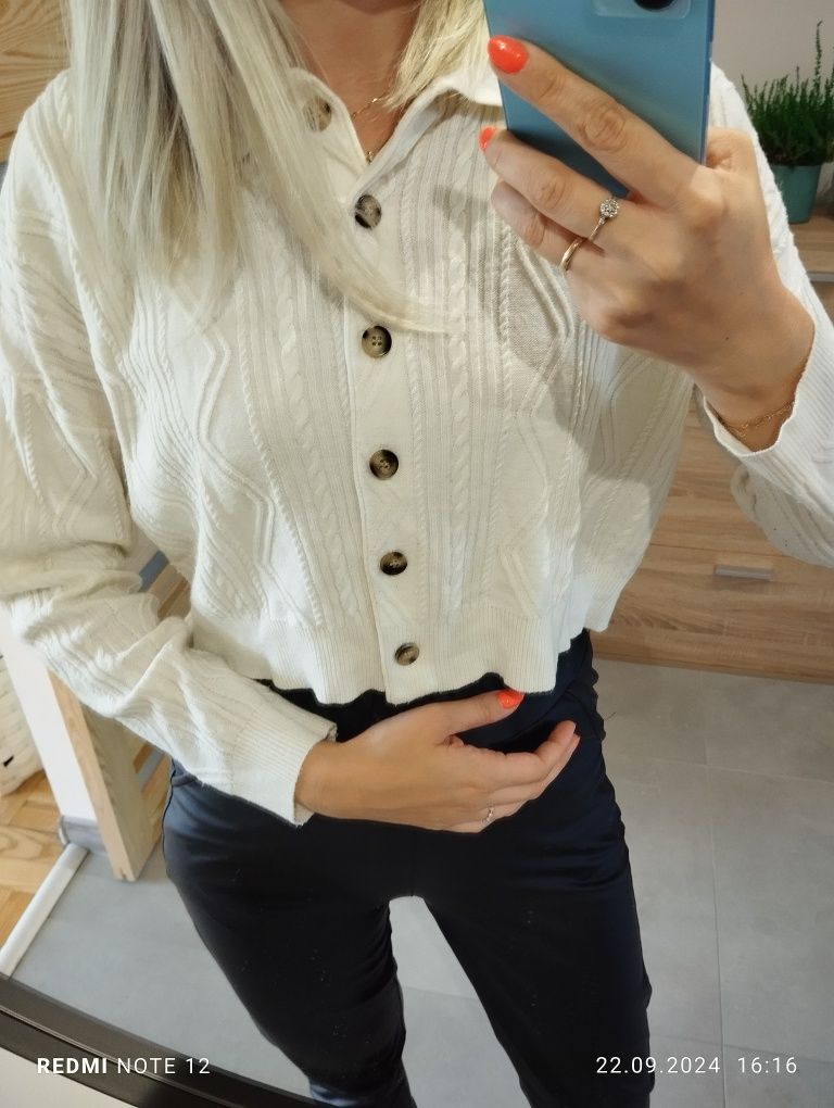 Kremowy krótki sweter