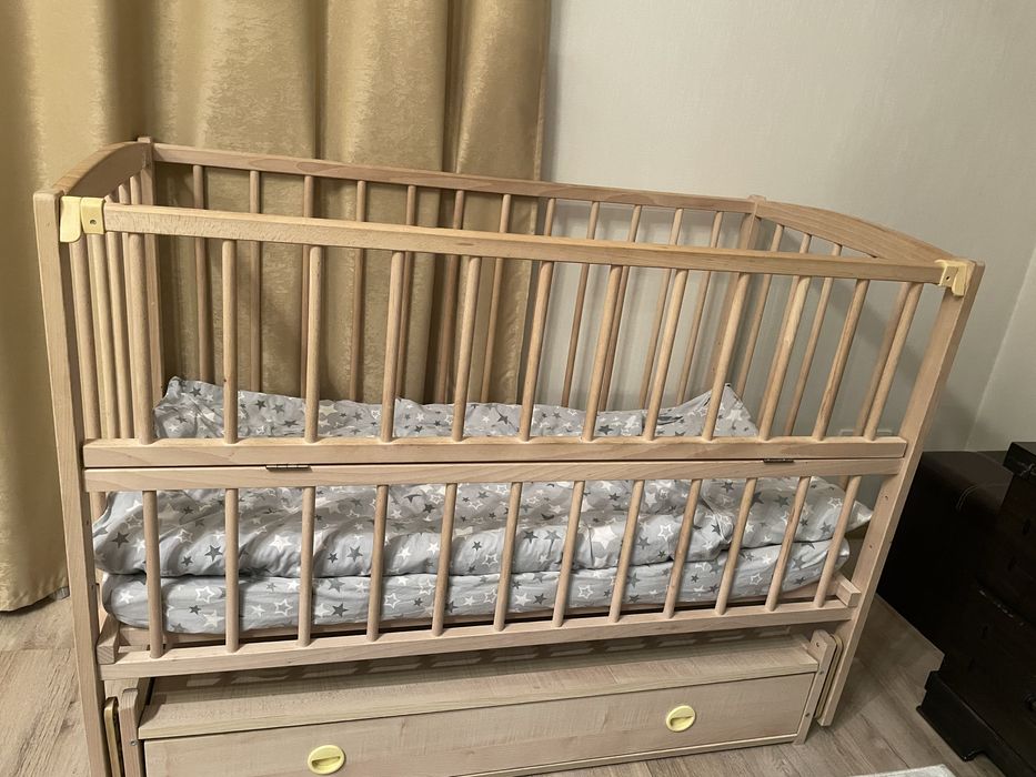 Детская кроватка с маятником, матрасом и постельным бельем